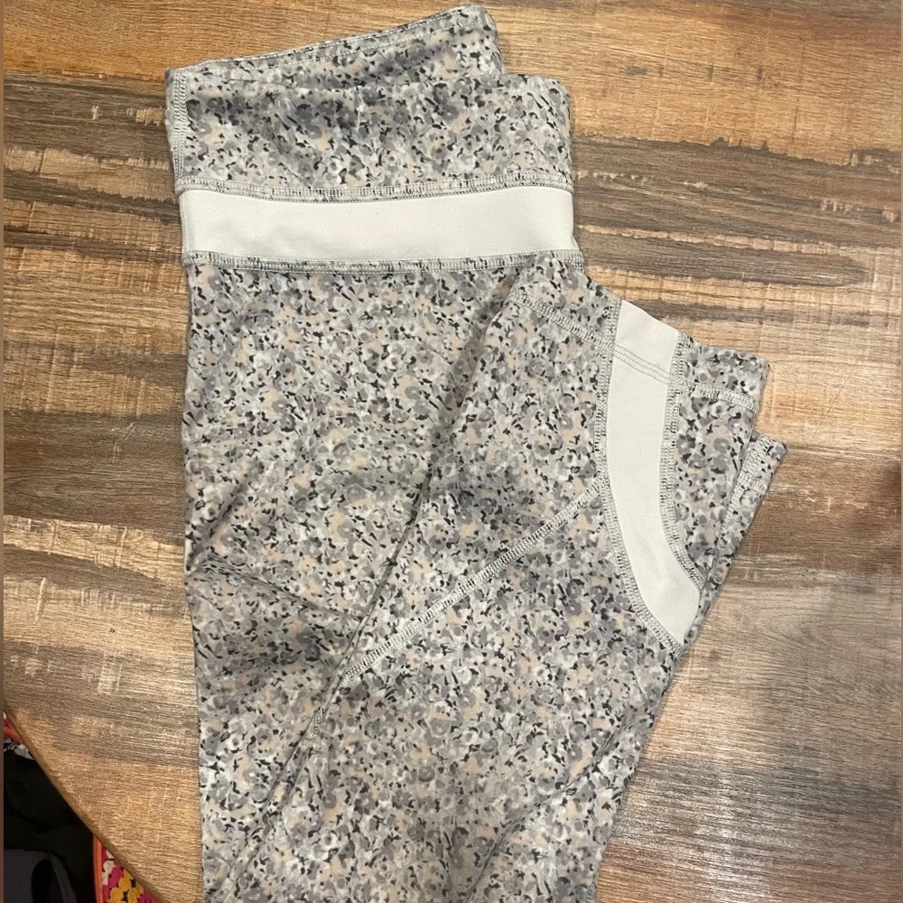 Lulu lemon high speed crop grey floral legging - Picture 1 of 1